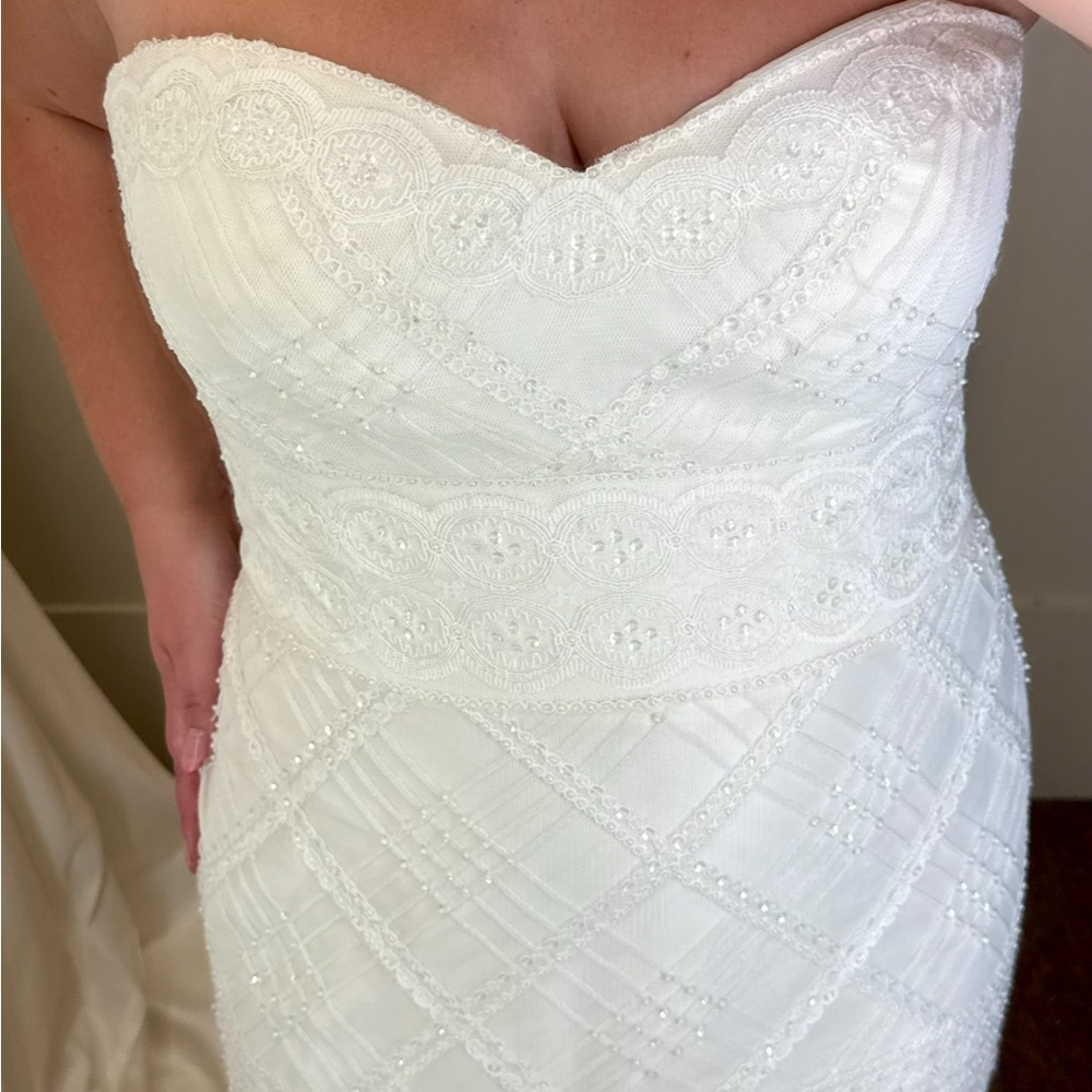 Chic Strapless Lace Dress